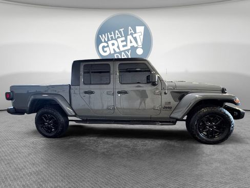 Used 2023 Jeep Gladiator Sport AWD/4WD image 2