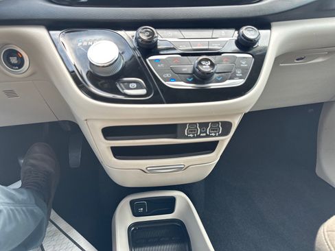 Used 2022 Chrysler Voyager LX FWD image 26