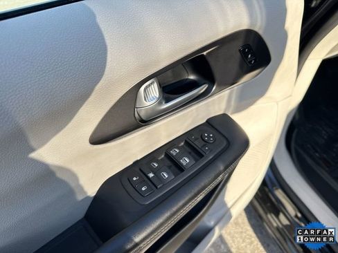 Used 2024 Chrysler Pacifica Touring-L image 22
