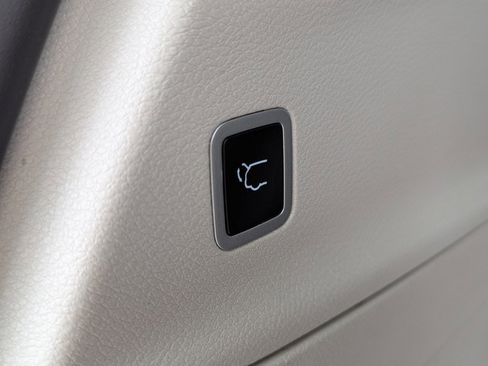 Used 2024 Chrysler Pacifica Touring-L image 32