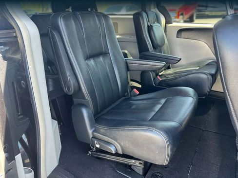 Used 2016 Chrysler Town & Country Touring image 11
