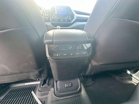Used 2023 Toyota Highlander LE AWD/4WD image 24