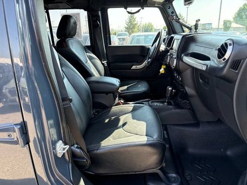 Used 2016 Jeep Wrangler Unlimited Sahara w/ Connectivity Group AWD/4WD image 9