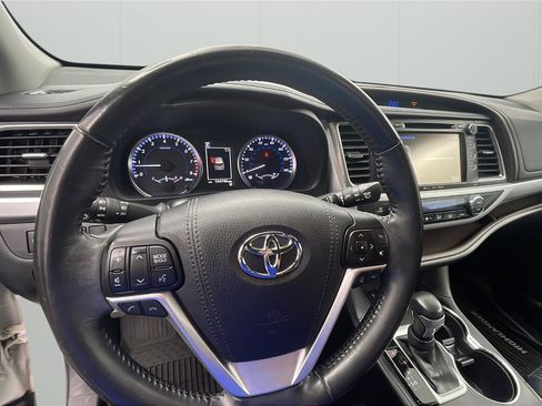 Used 2017 Toyota Highlander Plus FWD image 23