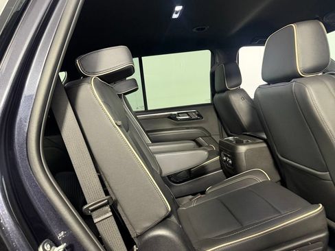 Used 2025 Chevrolet Tahoe Premier AWD/4WD image 28
