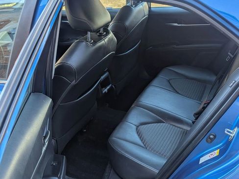 Used 2018 Toyota Camry SE image 3