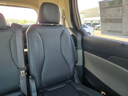 New 2026 Kia Carnival EX image 14