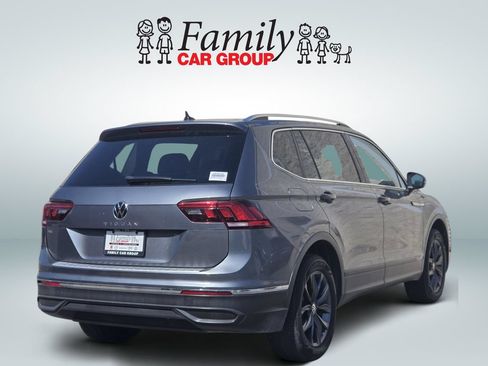 Used 2023 Volkswagen Tiguan SE w/ Panoramic Sunroof Package FWD image 4