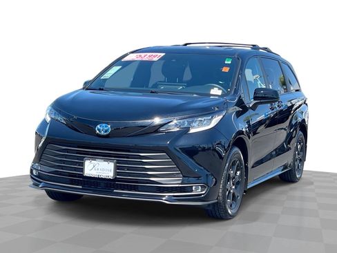 Used 2025 Toyota Sienna XLE Woodland Edition AWD/4WD image 1