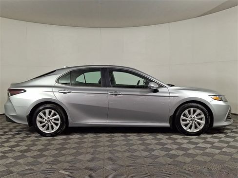 Used 2022 Toyota Camry LE image 10