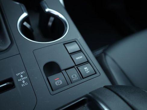 Used 2025 Toyota Highlander XLE image 8