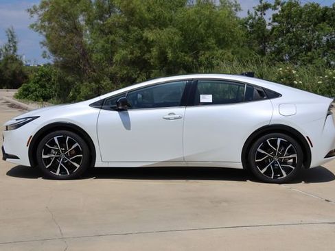 New 2026 Toyota Prius Plug-In Hybrid FWD image 5