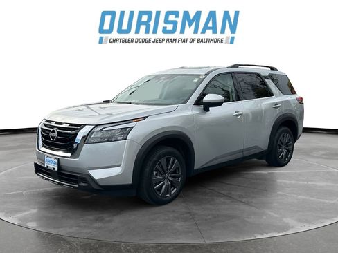 Used 2024 Nissan Pathfinder SV w/ SV Premium Package image 2