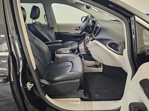 Used 2024 Chrysler Pacifica Limited FWD image 24