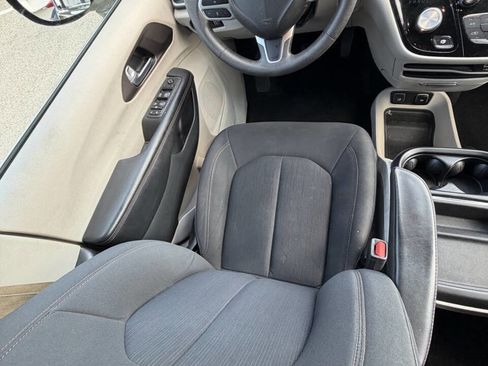 Used 2018 Chrysler Pacifica Touring Plus FWD image 28