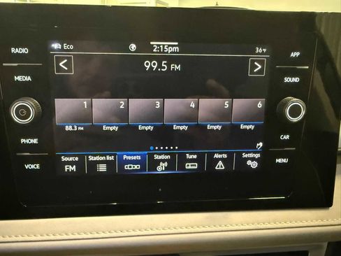 Used 2025 Volkswagen Taos SE w/ Panoramic Sunroof Package image 32