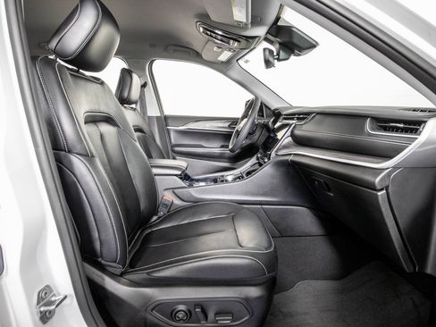 Used 2023 Jeep Grand Cherokee Limited w/ Black Appearance Package image 10