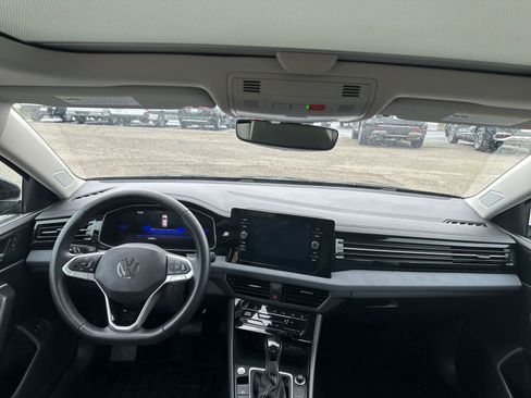 Used 2025 Volkswagen Jetta SE image 35