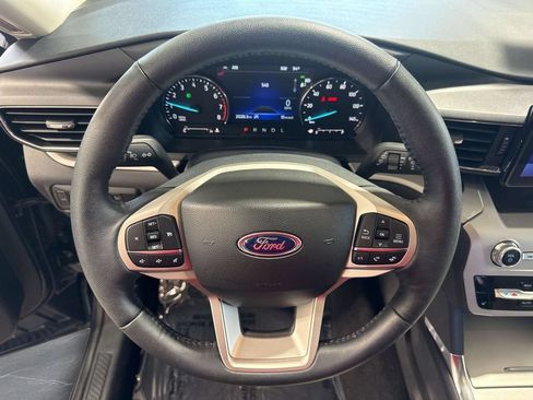 Used 2023 Ford Explorer XLT w/ Equipment Group 202A AWD/4WD image 18