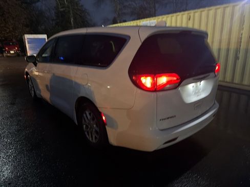 Used 2017 Chrysler Pacifica Touring image 9