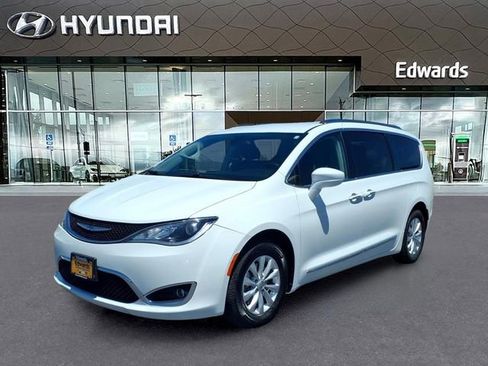 Used 2019 Chrysler Pacifica Touring-L FWD image 1