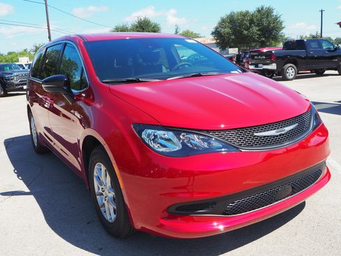 New 2025 Chrysler Voyager LX image 4