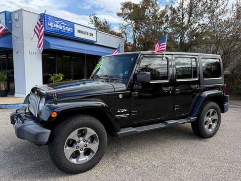Used 2017 Jeep Wrangler Unlimited Sahara w/ Connectivity Group image 15