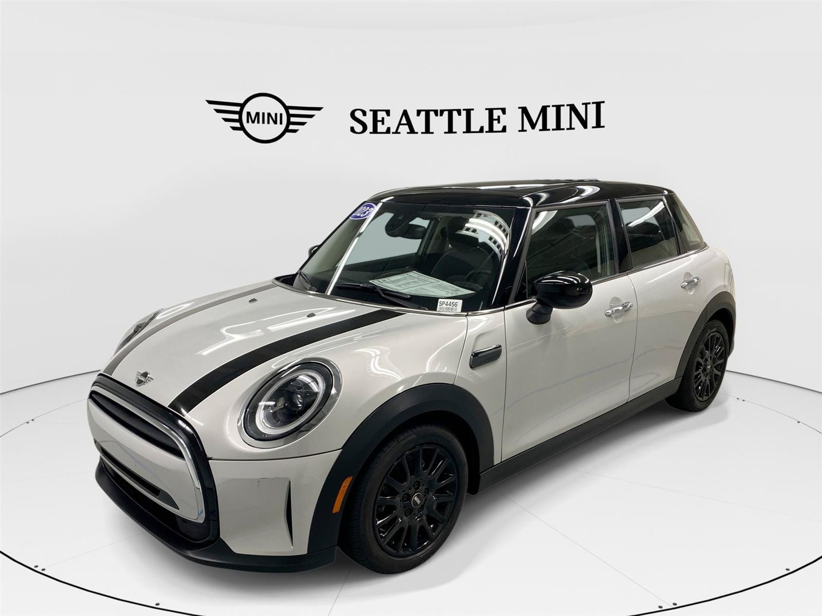 Used 2023 MINI Cooper 4-Door Hardtop FWD image 1
