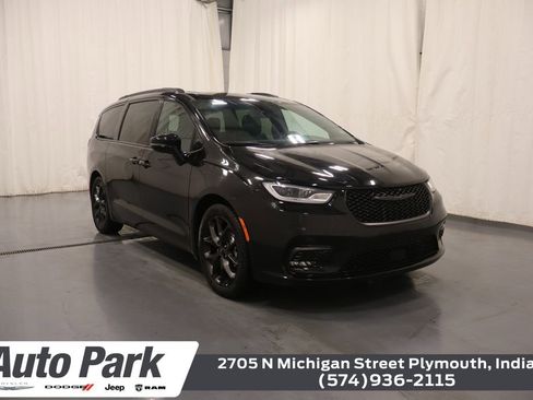 Used 2025 Chrysler Pacifica Limited image 1