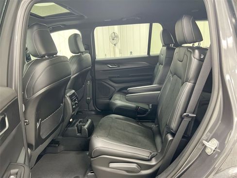 New 2025 Jeep Grand Cherokee L Altitude image 21