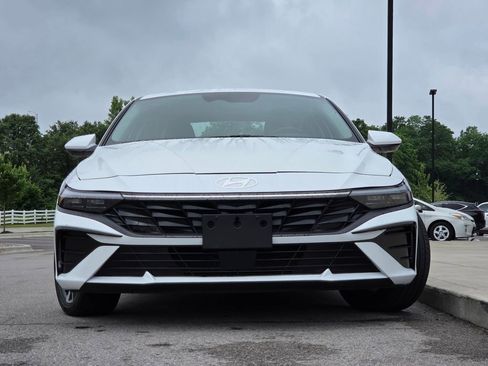 Used 2025 Hyundai Elantra SEL FWD image 3