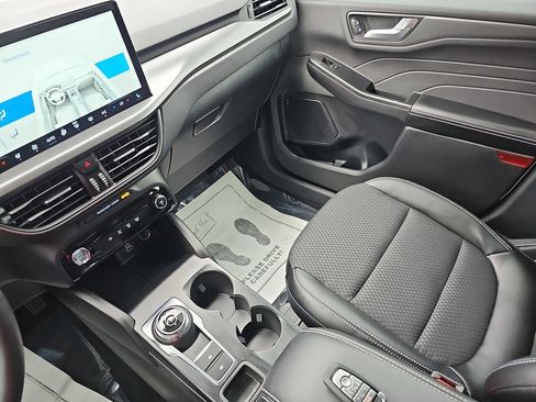 Used 2025 Ford Escape SE image 30