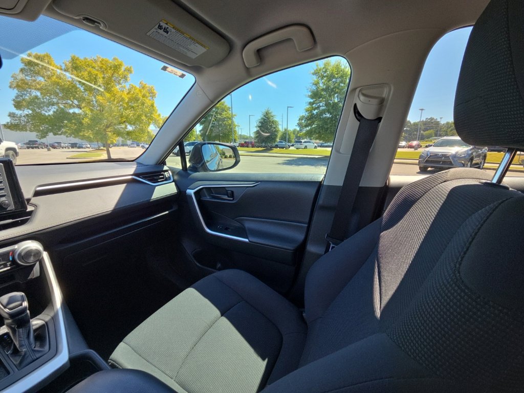 Used 2020 Toyota RAV4 LE FWD image 20