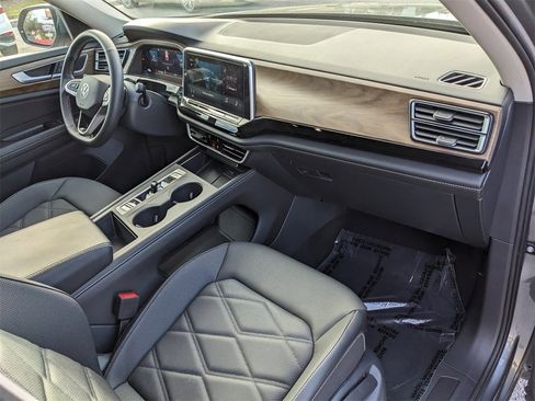 Certified 2024 Volkswagen Atlas SE image 11