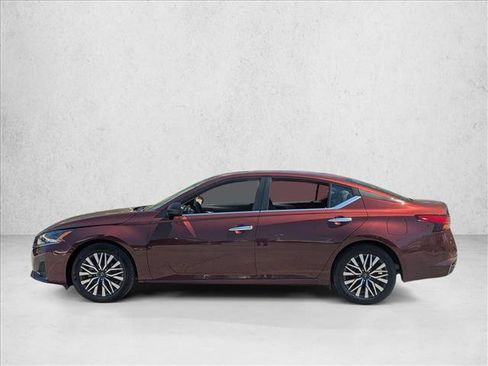 Used 2024 Nissan Altima 2.5 SV FWD image 9