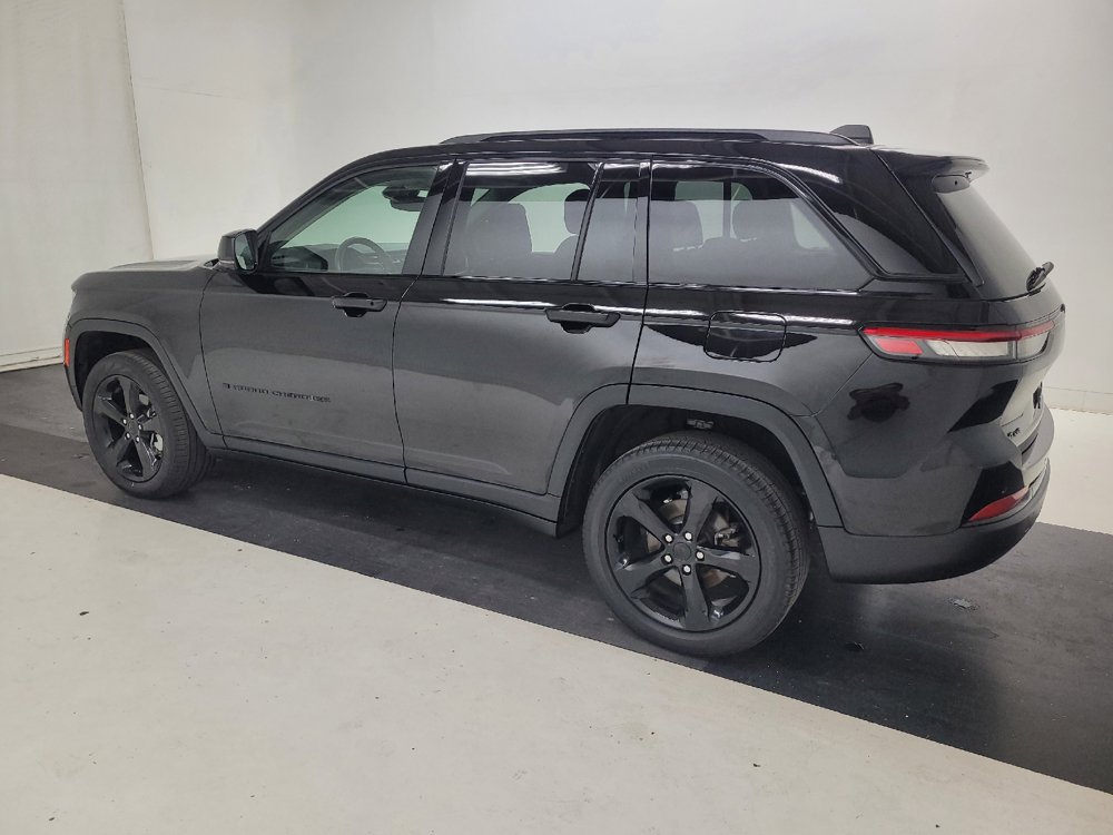 Used 2023 Jeep Grand Cherokee Limited w/ Black Appearance Package AWD/4WD image 3