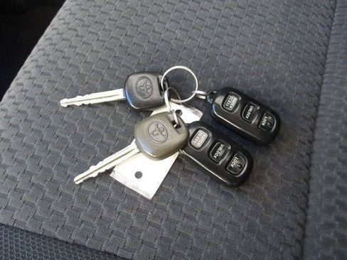 Used 2006 Toyota Matrix FWD image 24