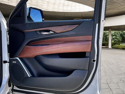 Used 2019 Cadillac Escalade ESV Luxury image 17
