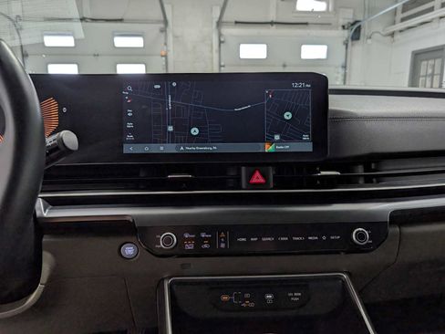 Used 2025 Kia Carnival FWD image 35