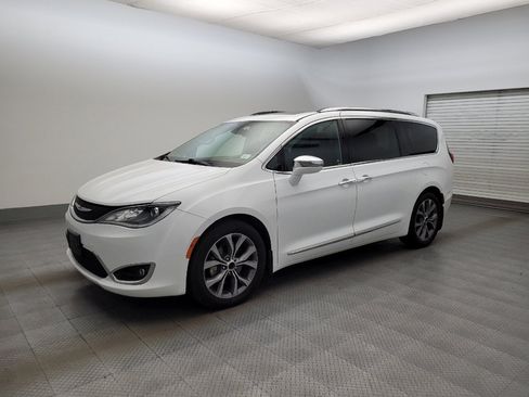Used 2017 Chrysler Pacifica Limited FWD image 2