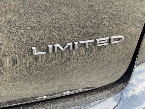 Used 2025 Chrysler Pacifica Limited FWD image 58