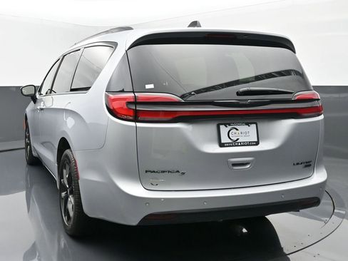 Used 2023 Chrysler Pacifica Limited w/ S Appearance Package image 4