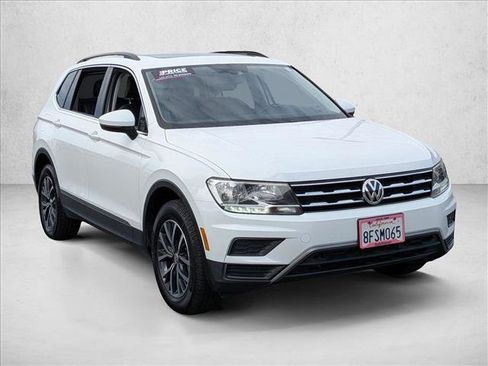Used 2018 Volkswagen Tiguan SE w/ Panoramic Sunroof Package image 3