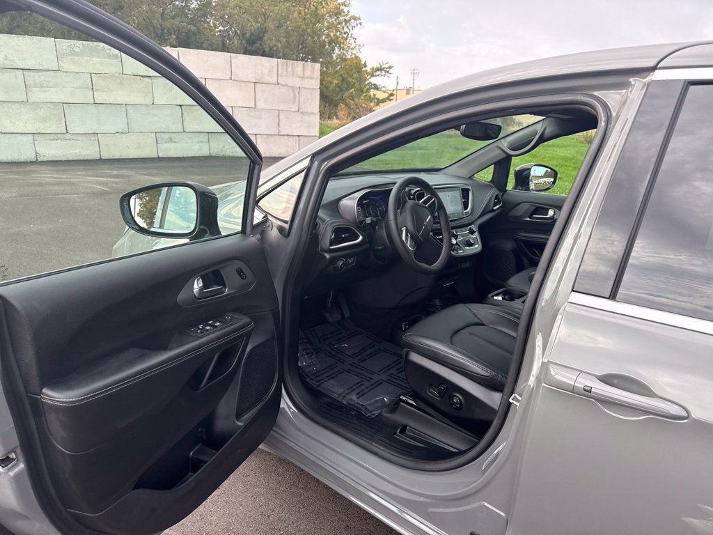 Used 2025 Chrysler Pacifica Select FWD image 8