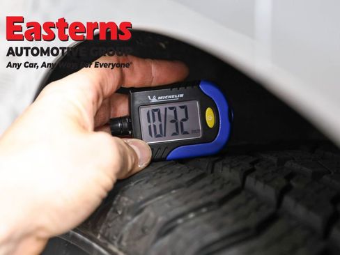 Used 2021 Buick Enclave Essence w/ Sport Touring Edition FWD image 29