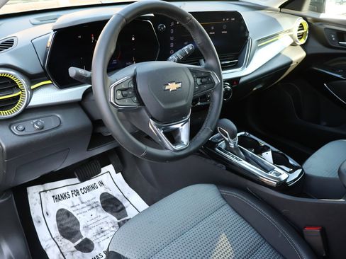 Certified 2025 Chevrolet Trax LT w/ Driver Confidence Package image 3