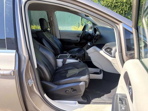 Used 2017 Chrysler Pacifica Touring-L Plus FWD image 24