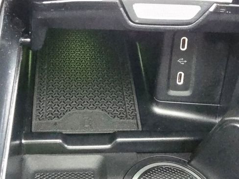 Used 2025 Mercedes-Benz GLC 300 4MATIC image 31