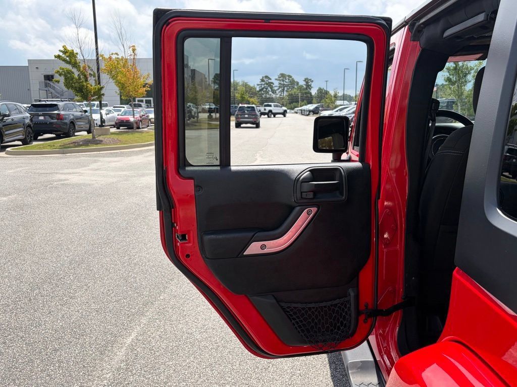 Used 2018 Jeep Wrangler Unlimited Sahara w/ Connectivity Group AWD/4WD image 50