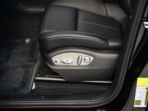 Certified 2026 Porsche Macan AWD/4WD image 28